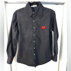 Black Play Button Down M